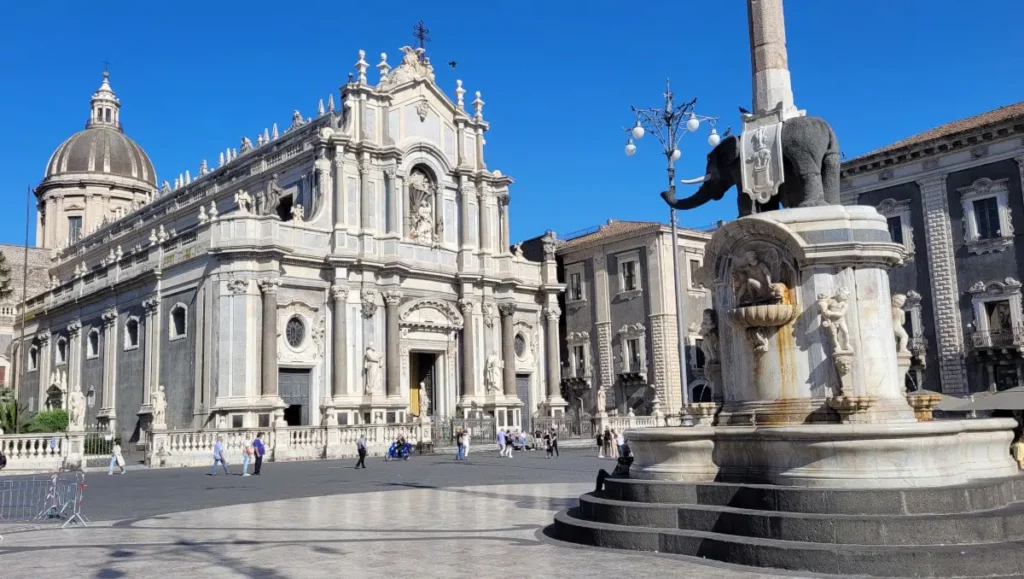 elefantino-simbolo-di-catania-con-sfondo-del-duomo