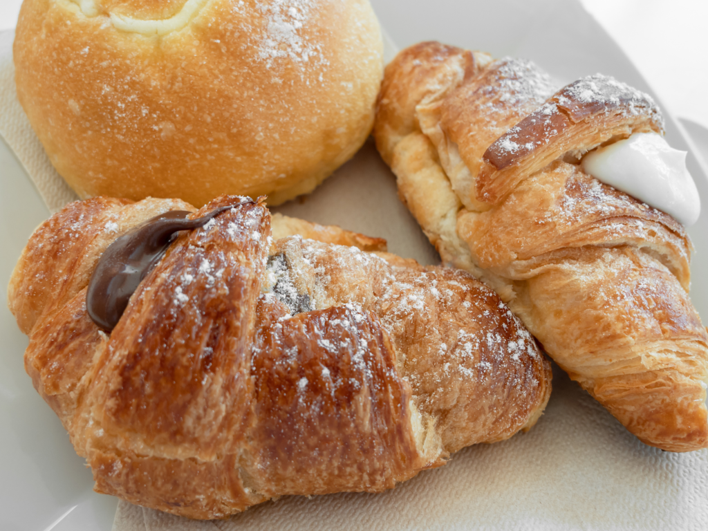 croissant-con-nutella-nutella-binca-e-bombolone-alla-crema