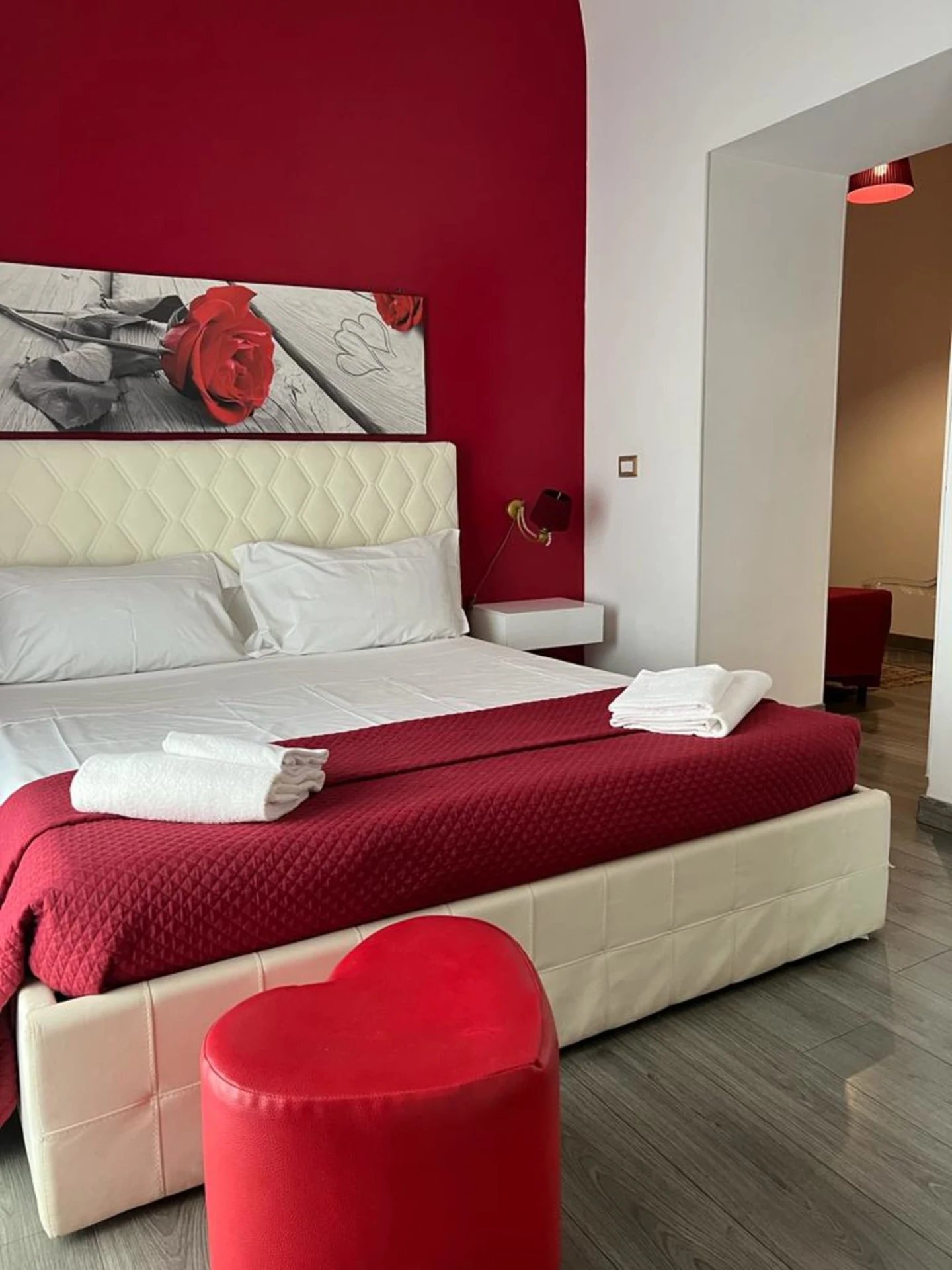 junior-suite-letto-matrimoniale-con-pouf-a-forma-di-cuore-rosso