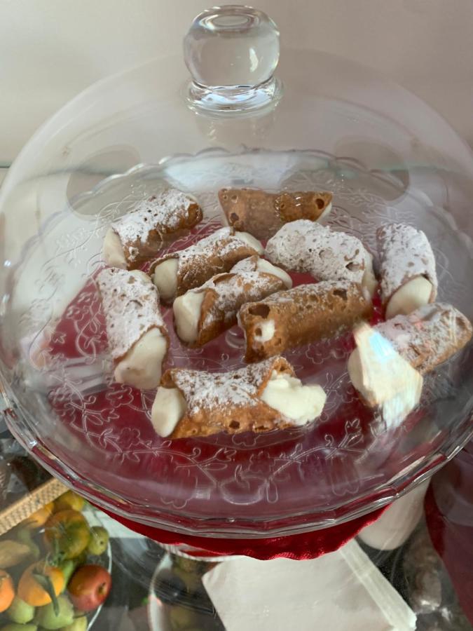 cannoli-siciliani-di-ricotta-dentro-un-porta-dolci-in-vetro