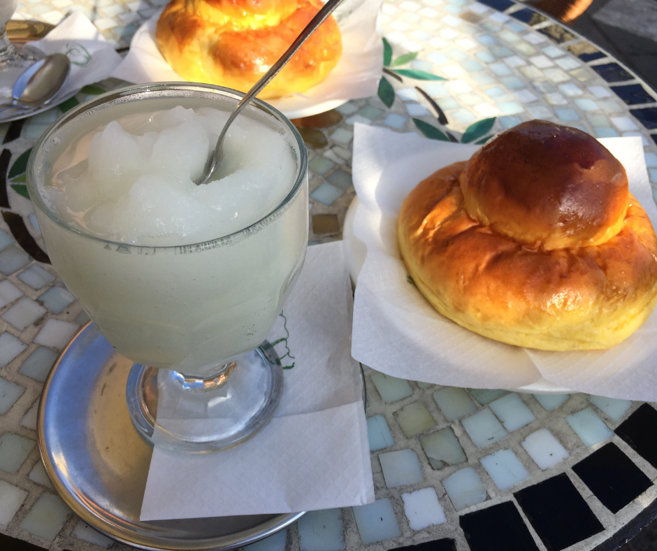 Granita-siciliana-con Brioche-con-il-Tuppo