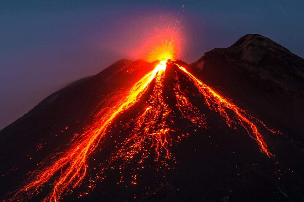 vulcano-etna-in-eruzione-vista-della-bocca-del-cratere